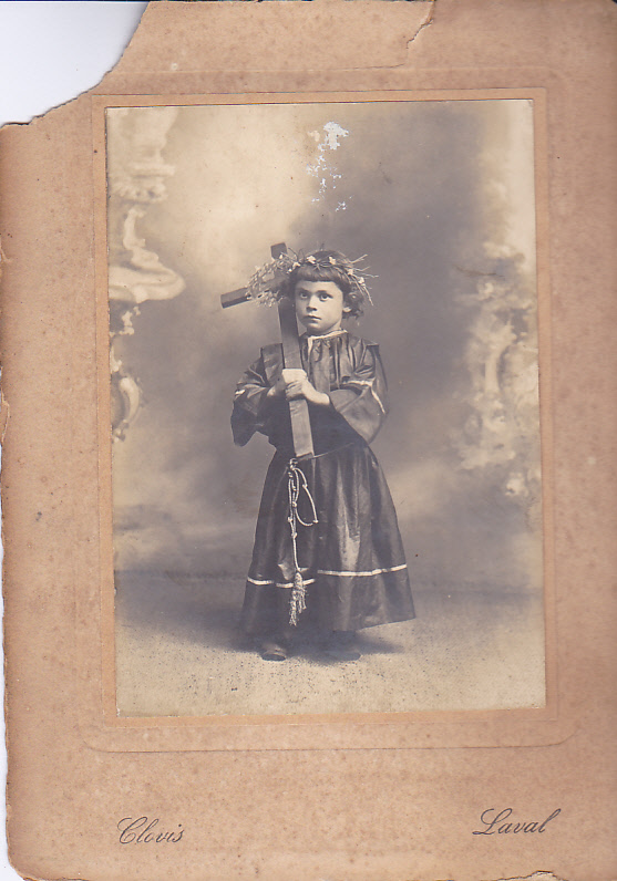 Enfant de choeur (?) portant une croix de bois