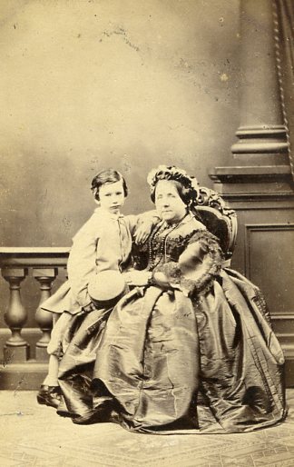 Femme avec un enfant (non identifiés)