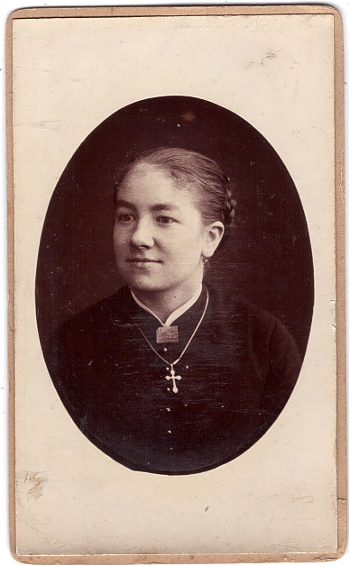 Jeune fille portant une croix en collier sur sa robe noire