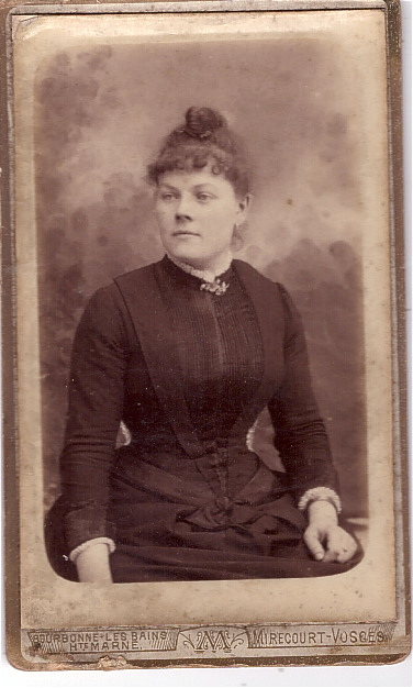 Jeune femme avec une  couronne de cheveux frisés sur le front