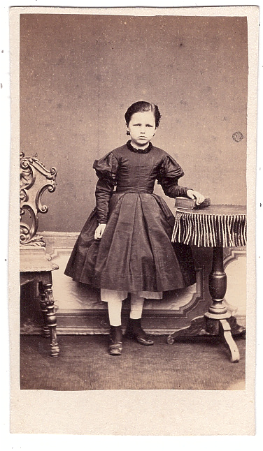Petite fille portant une culotte longue sous sa robe