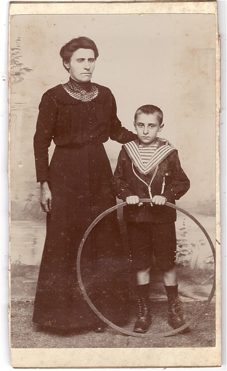 Femme posant à côté de son fils (?) qui tient un cerceau