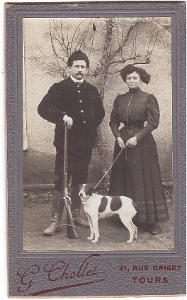 Chasseur posant avec son épouse et son chien