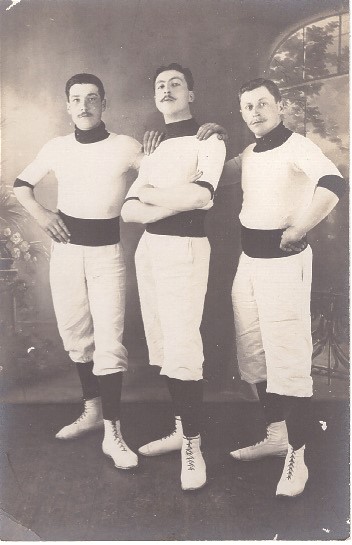 Trois gymnastes posant en studio