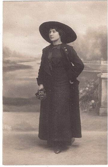 Jeune femme portant le noir avec élégance