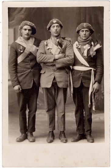 Trois conscrits posant en atelier
