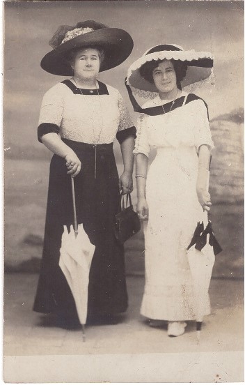 Deux femmes en tenue d'été