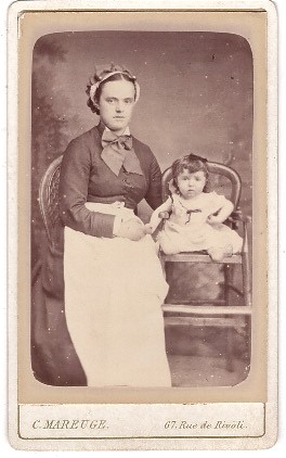 Jeune femme (mère ou nourrice ?) posant avec un enfant en bas âge