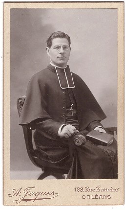 Jeune prêtre assis