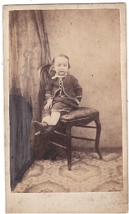Enfant assis sur une chaise