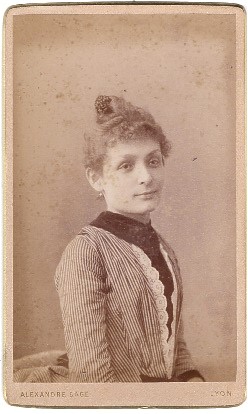 Jeune femme portant une robe à fines rayures
