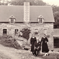 1935 12 Anna Vallee et son oncle maternel Armand Solleux et sa femme Josephine recto
