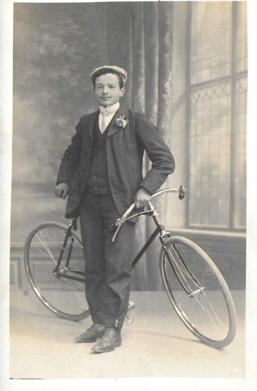 Annibale Prevosto posant en atelier avec sa bicyclette