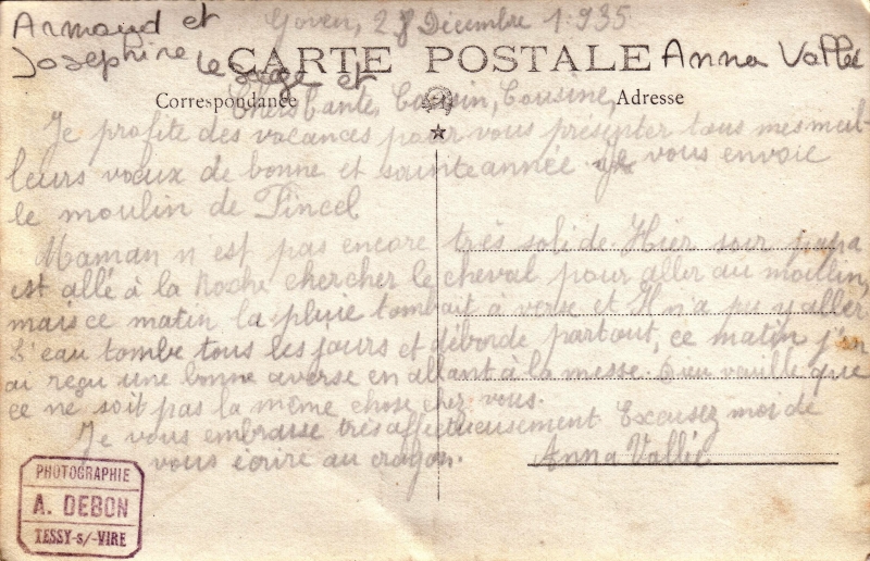 Meunier posant devant son moulin