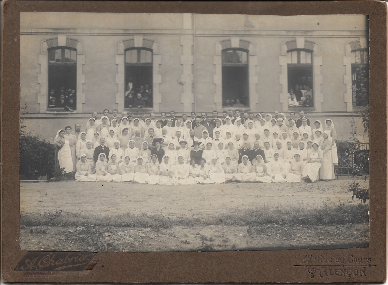 Infirmières posant devant leur hôpital
