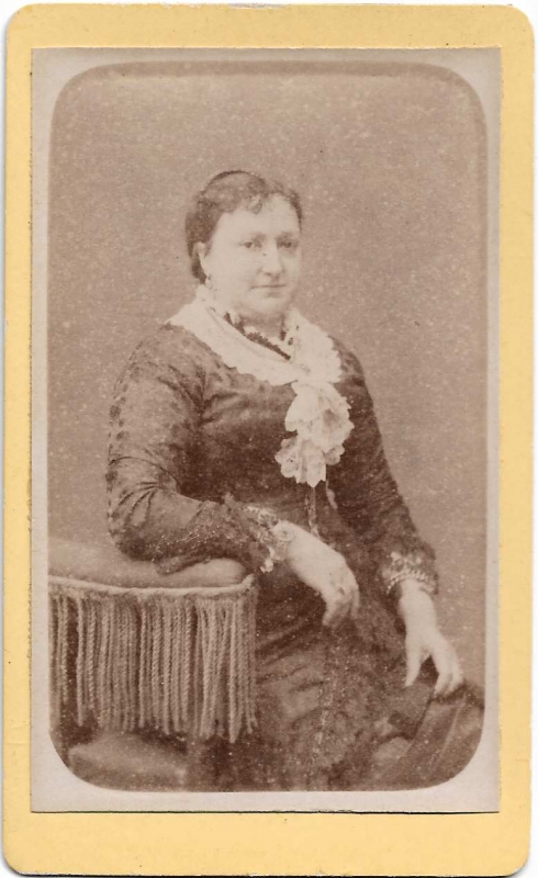 Femme assise de trois-quarts
