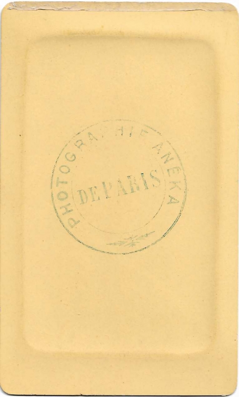 Femme assise de trois-quarts