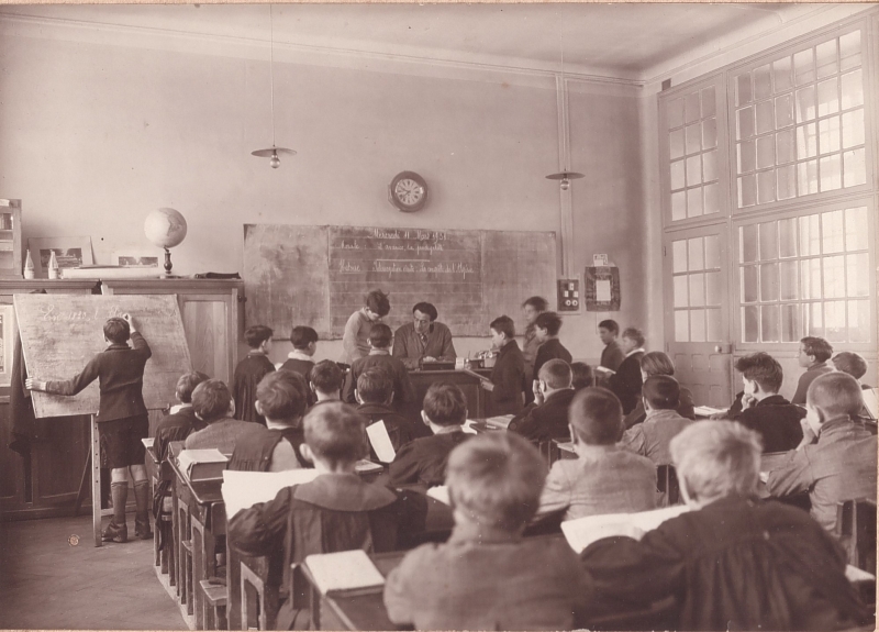 Maître et ses élèves dans leur  classe