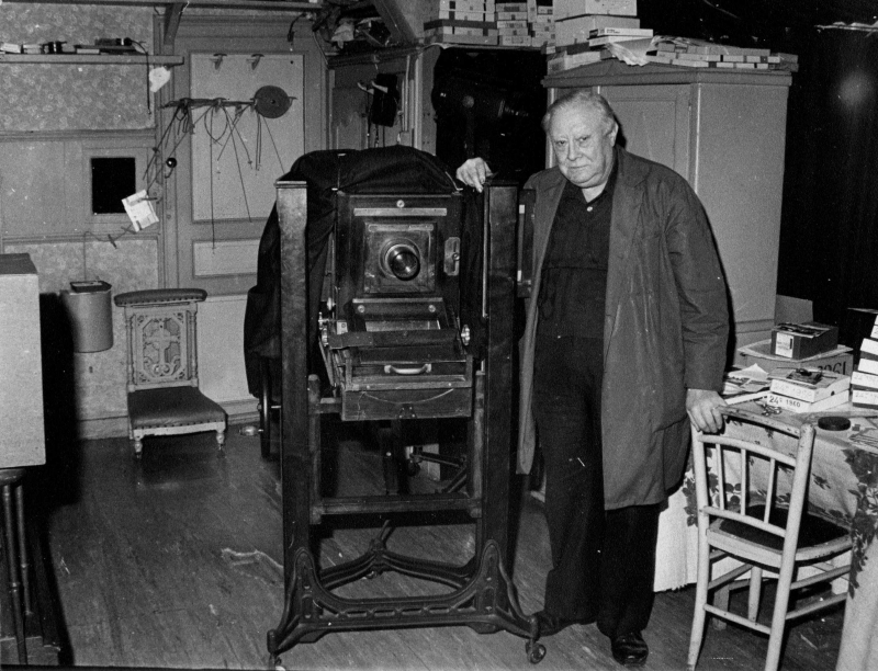Henri Béroul posant près de sa chambre d'atelier