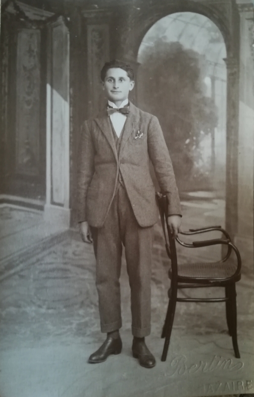 Jeune homme  portant un noeud papillon