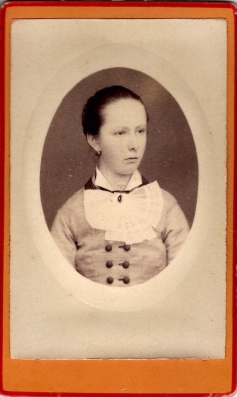 Jeune femme avec un col de dentelle en éventail