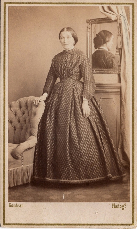 Femme posant devant un miroir