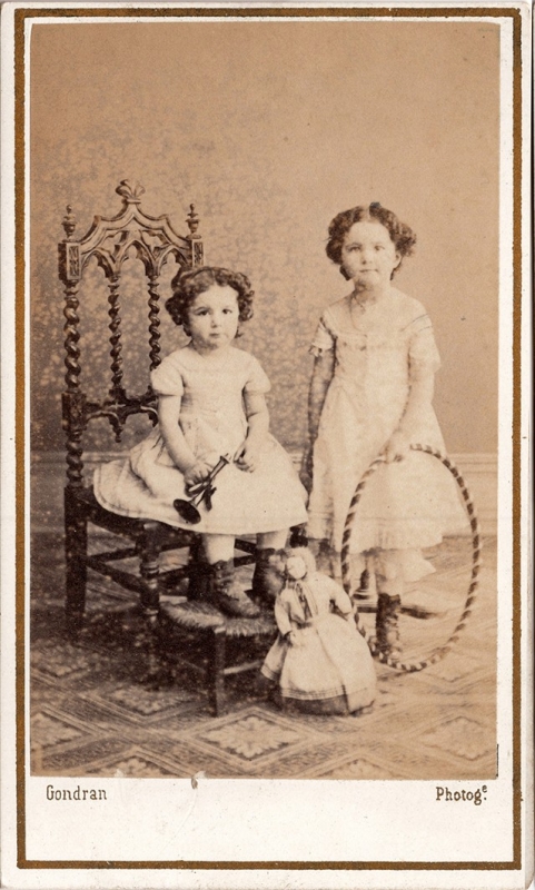 Deux fillettes posant avec des jouets