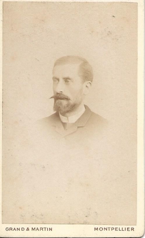 Homme en buste de trois-quarts.