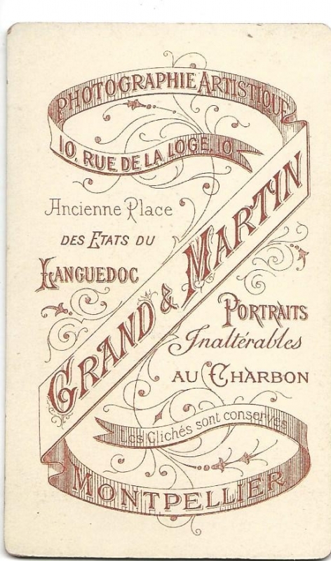 Homme en buste de trois-quarts.