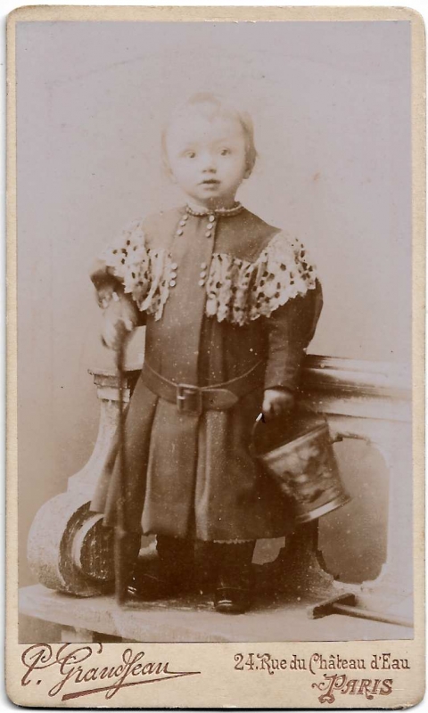 Enfant tenant une pelle et un seau