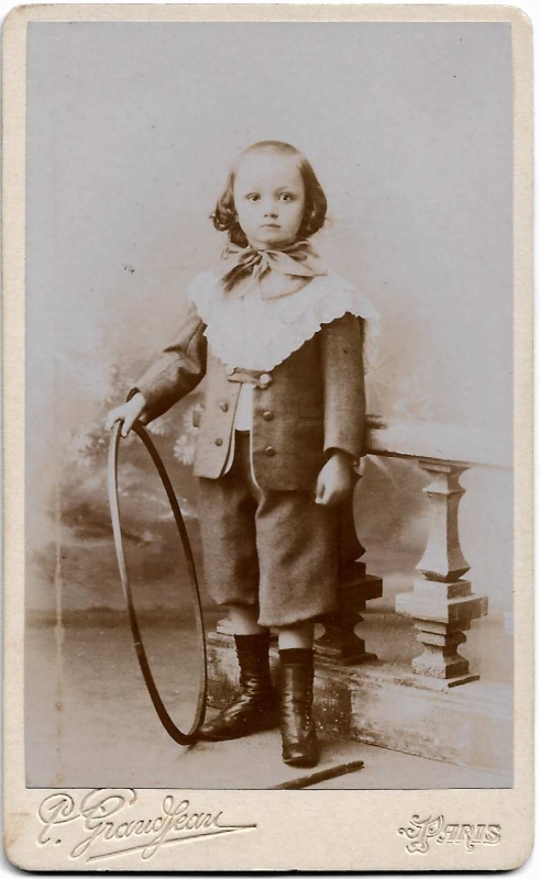 Enfant posant avec un cerceau