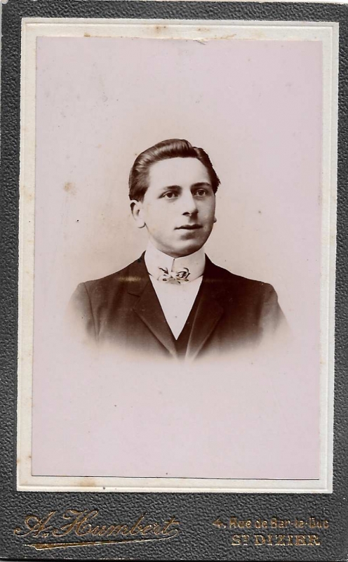 Homme jeune avec un faux-col