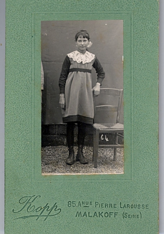 Adolescente posant debout près d'une chaise