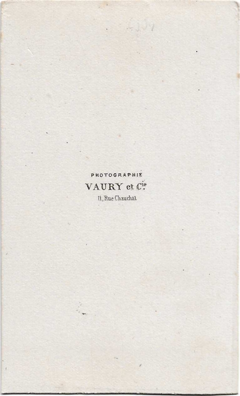 Homme debout, une main dans la poche de son manteau