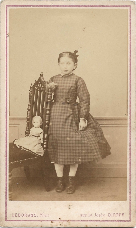 Marie Varnier pose avec sa poupée