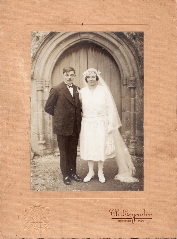 Mariés devant la porte de l'église
