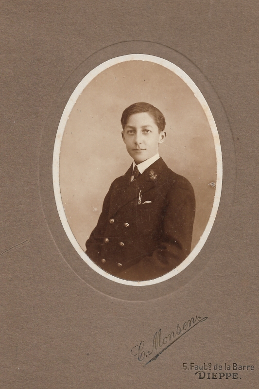 Jeune homme portant un uniforme avec une ancre de marine sur le col.