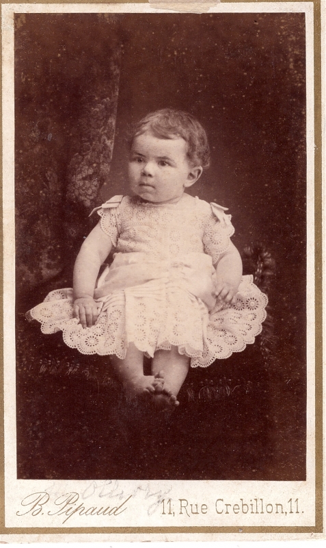 Bambin avec une robe de dentelle