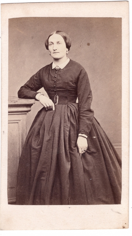 Femme portant une robe avec une large ceinture