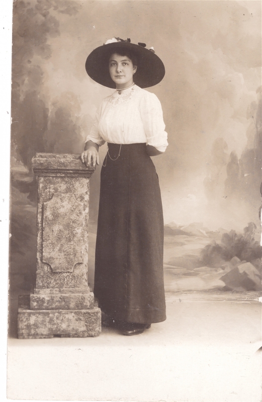 Jeune femme portant avec élégance un grand chapeau noir