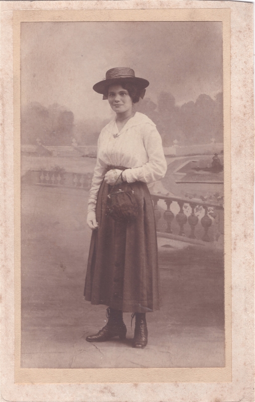 Jeune femme posant avec son sac à main