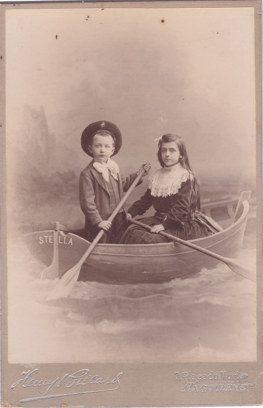 Frère et soeur dans une barque factice
