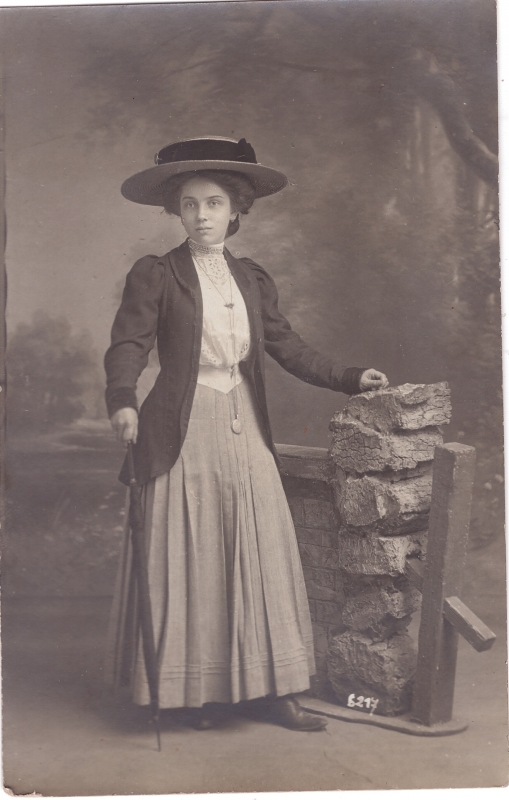 Jeune femme portant un grand chapeau