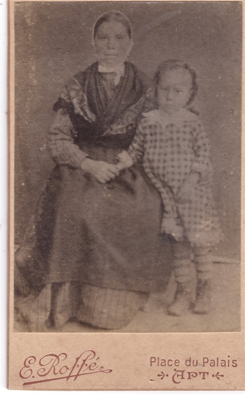 Femme en costume traditionnel posant avec une petite fille