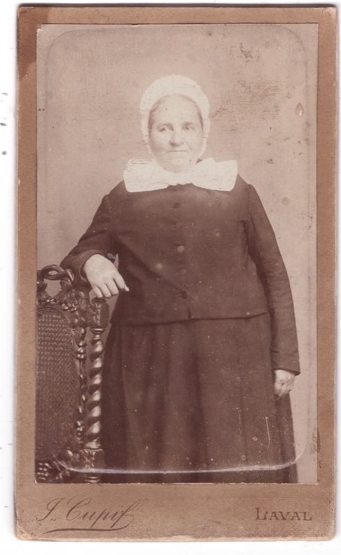 Femme portant un bonnet noué autour du cou par un large ruban