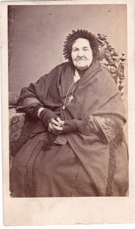 Femme âgée chaudement vêtue et portant des mitaines