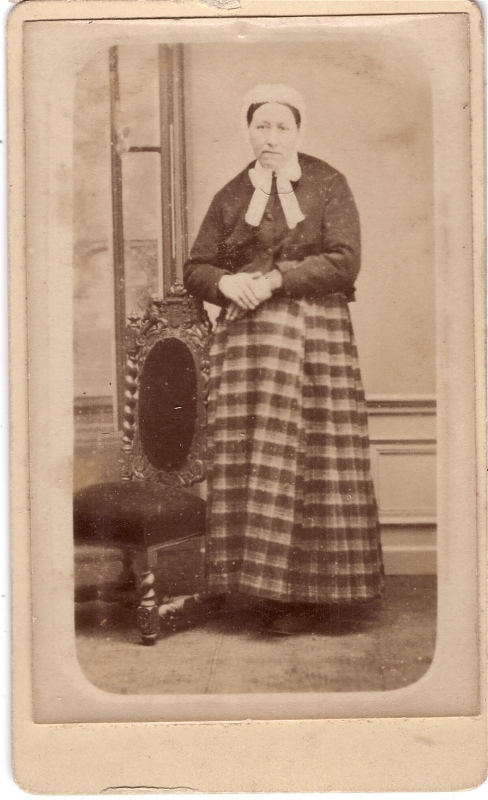 Femme debout portant une longue jupe à rayures