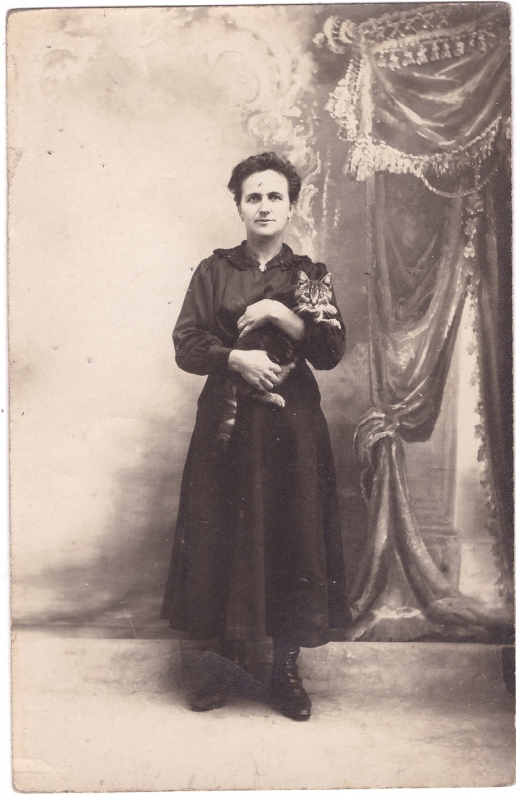 Femme tenant son chat dans les bras