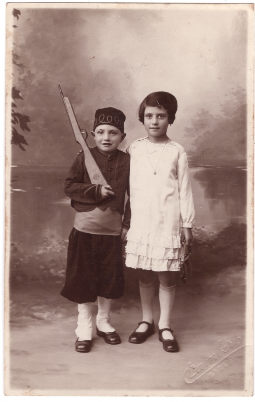 Garçon tenant une carabine posant avec sa  soeur