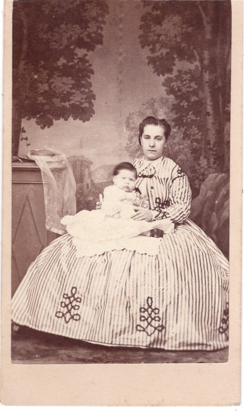 Femme posant avec son bébé 